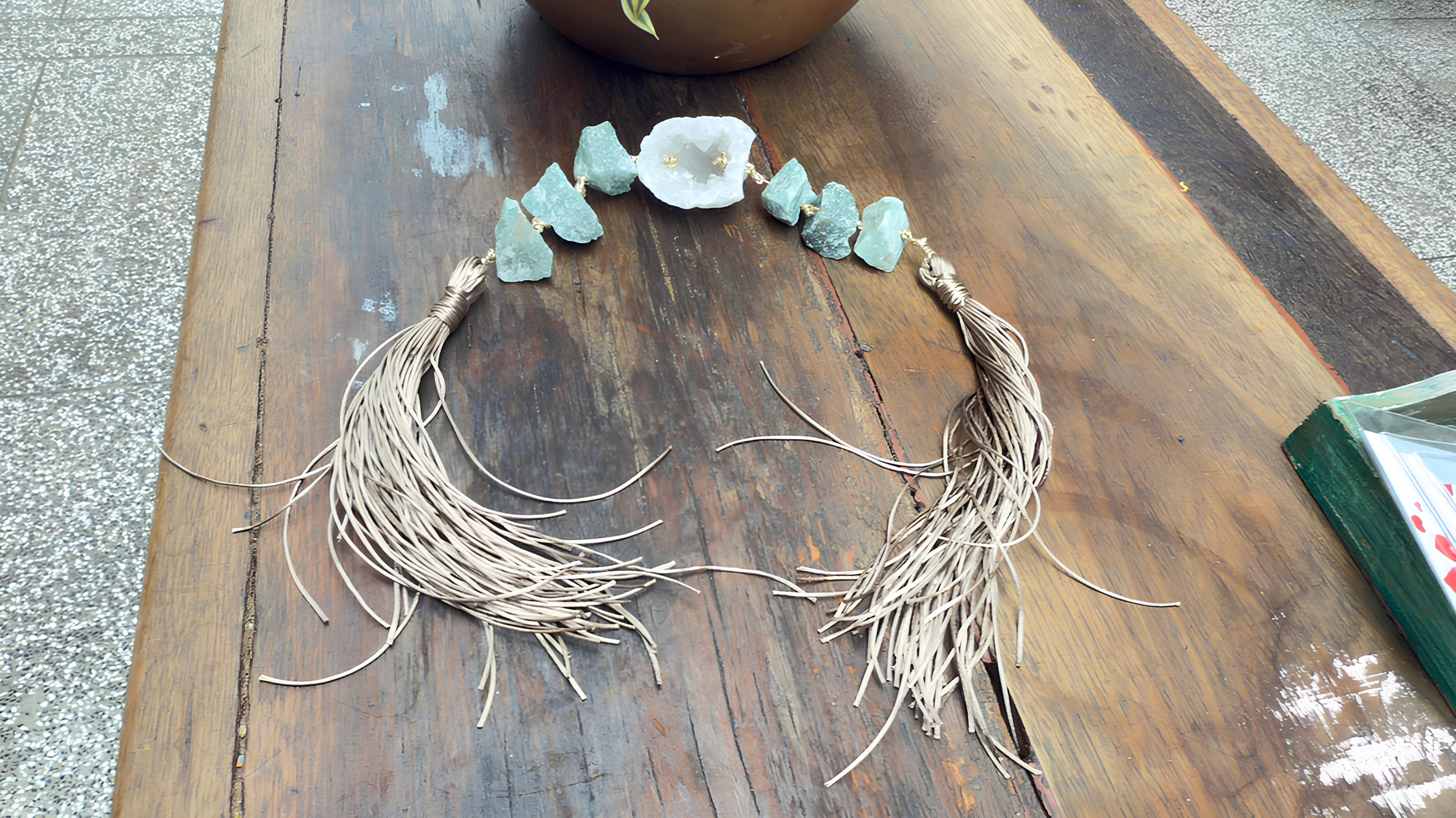 Cachoeira Paulista: Colar de Mesa com cristais que emanam energia positiva