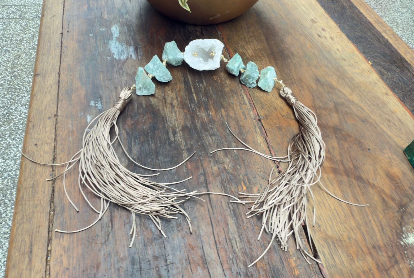 Colar de mesa com cristais positivos em Cachoeira Paulista